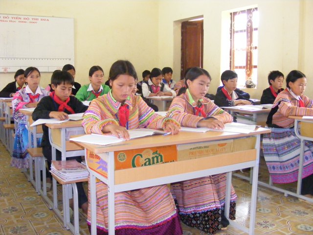 Giờ học của các em học sinh người Mông Bản phố