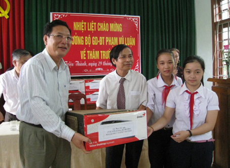 Bộ trưởng Bộ GD-ĐT thăm, tặng máy tính cho học sinh Quảng Trị