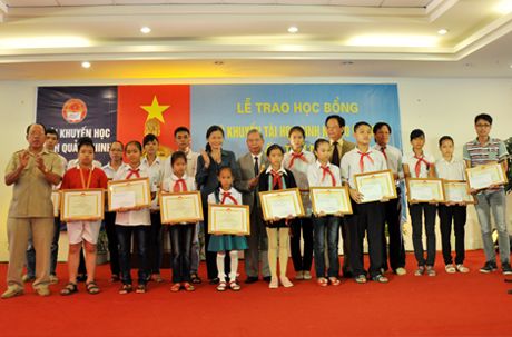 Hội Khuyến học Quảng Ninh tổ chức trao học bổng khuyến tài cho 17 em học sinh nghèo học giỏi lần thứ I
