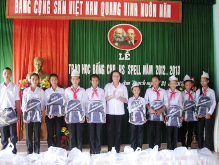 Quảng Bình: Trao 640 suất học bổng cho học sinh nghèo