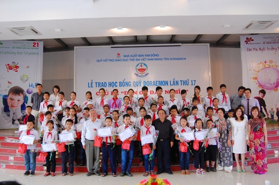520 học sinh nhận học bổng của quỹ hỗ trợ giáo dục danh cho trẻ em Việt Nam mang tên Doraemon