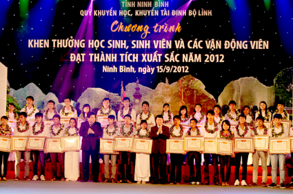 Ninh Bình: Trao thưởng cho học sinh, sinh viên và các vận động viên xuất sắc năm 2012