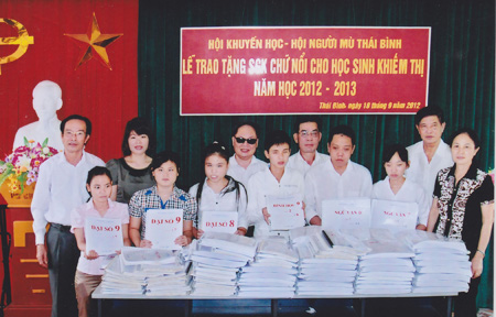 Thái Bình: Hội Khuyến học Tỉnh tặng sách chữ nổi cho học sinh mù Thái Bình