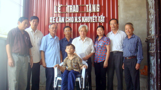 Trung ương Hội khuyến học Việt Nam: Tặng xe lăn cho học sinh tàn tật Thái Bình