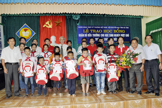  Hà Tĩnh: Trao học bổng cho học sinh và giáo viên nghèo vượt khó