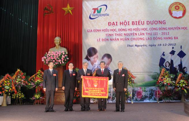 Thái Nguyên: Đại hội biểu dương gia đình hiếu học, dòng họ hiếu học, cộng đồng khuyến học lần thứ III - 2012 và đón nhận Huân chương Lao động hạng Ba