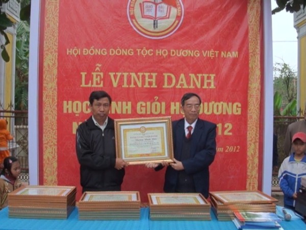 Lễ Vinh danh học sinh giỏi họ Dương năm học 2011-2012