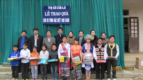 Thị xã Cửa Lò trao tặng ‘Áo ấm mùa đông’ cho học sinh vùng cao Kỳ Sơn      