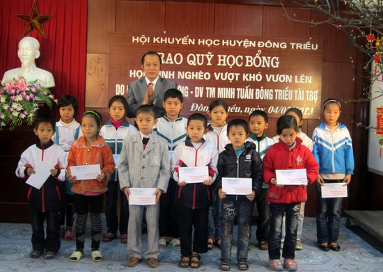 Quảng Ninh: Hội Khuyến học huyện trao quỹ học bổng học sinh nghèo vượt khó vươn lên