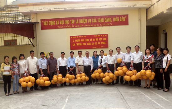 Tổ chức Đông Tây hội ngộ trao quà cho các trường tại Thái Bình