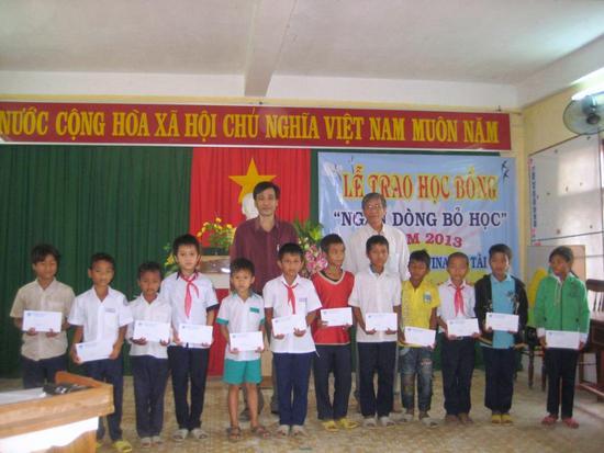 Quảng Ngãi: Trao 'Học bổng ngăn dòng bỏ học' trong học sinh dân tộc ở miền núi