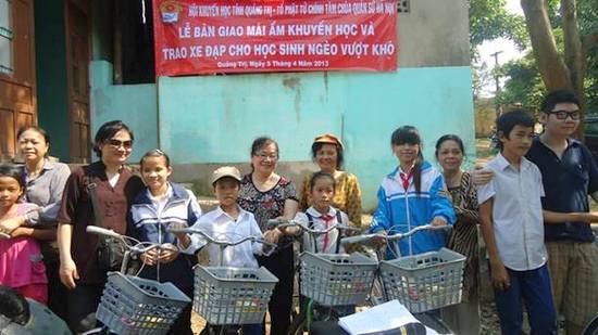 Quảng Trị: Tổ chức trao tặng 'Mái ấm khuyến học', xe đạp và nhận đỡ đầu học sinh nghèo vượt khó
