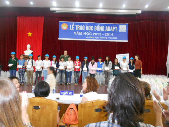 Tiền Giang: 100 em học sinh nhận học bổng ADAPT của tổ chức Vòng Tay Thái Bình, năm học 2013 - 2014