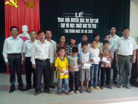 Tạp chí Dạy và Học ngày nay trao học bổng cho học sinh nghèo vượt khó học giỏi ở Nghệ An