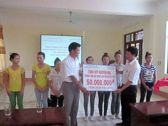 Nam Định: Trao tặng 50 xuất học bổng cho trẻ khuyết tật