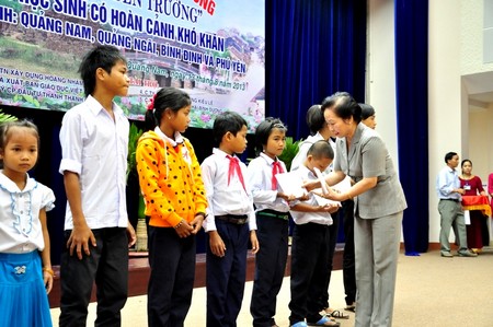 Quảng Nam: Trao 480 suất học bổng 'Cùng em đến trường'