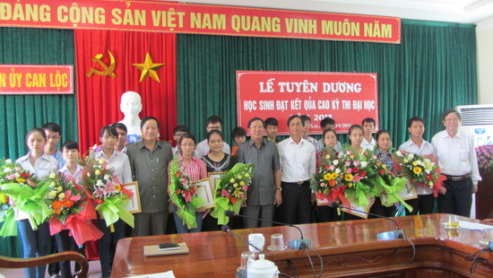 Hà Tĩnh: Huyện Can Lộc tuyên dương học sinh đạt kết quả cao trong kỳ thi Đại học năm 2013