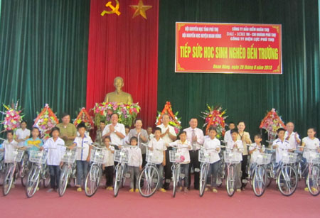 Phú Thọ: Tặng học bổng và xe đạp cho học sinh nghèo huyện Đoan Hùng