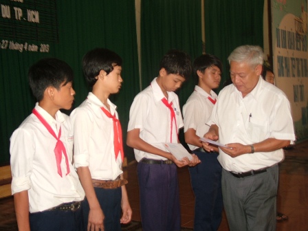 'Tháng khuyến học năm 2013' Hội khuyến học Tây Ninh đã cấp 18.647 xuất học bổng cho học sinh nghèo hiếu học