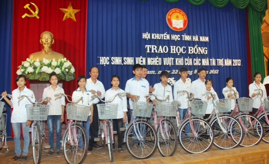 Hội Khuyến học Hà Nam trao học bổng cho 207 học sinh, sinh viên nghèo vượt khó