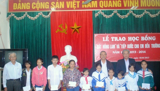Hà Tĩnh: Trao 150 suất học bổng cho học sinh nghèo vượt khó