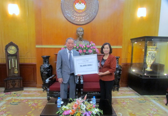 TW Hội Khuyến học Việt Nam trao tặng đồng bào miền trung bão lũ 50 triệu đồng