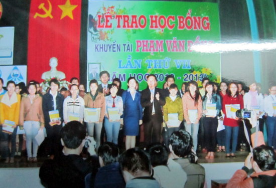 Quảng Ngãi trao 627 suất học bổng khuyến tài mang tên Cố thủ tướng Phạm Văn Đồng lần thứ VII (2012-2013)