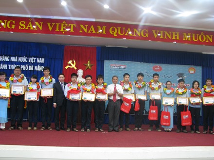 Đà Nẵng: Trao 100 suất học bổng đến học sinh vượt khó học giỏi