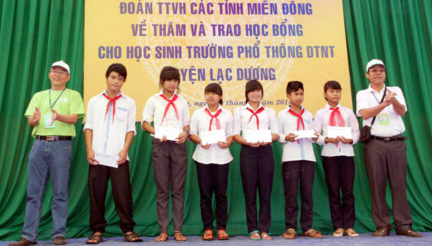 Tặng học bổng cho học sinh nghèo vượt khó tỉnh Lâm Đồng
