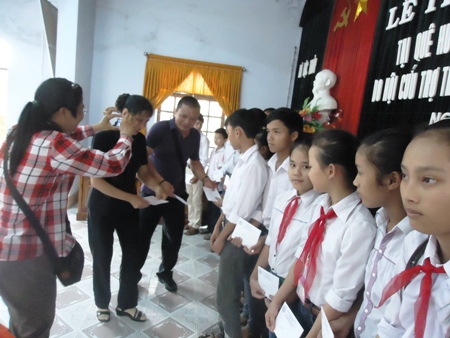  Trao học bổng đến học sinh nghèo ở quê hương Đại tướng Võ Nguyên Giáp