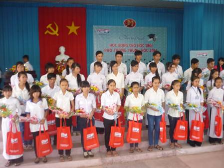 Ngân hàng Kiên Long Trao học bổng cho học sinh THPT tỉnh Trà Vinh