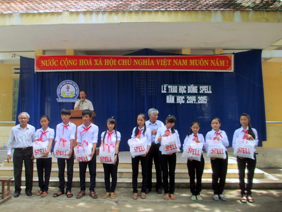 Quảng Ngãi: Tổ chức Đông Tây Hội Ngộ trao học bổng chương trình Spell năm học 2014-2015