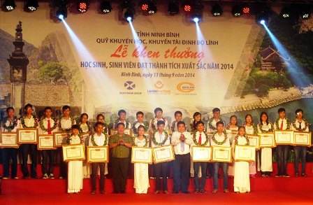 Ninh Bình: Trao thưởng 560 triệu Quỹ khuyến học, khuyến tài Đinh Bộ Lĩnh