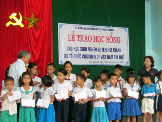 Quảng Nam: Hội từ thiện trao học bổng cho học sinh nghèo huyện Núi Thành