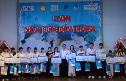 Tiền Giang: Hội nghị thi đua 5 năm thực hiện chương trình 'Nâng bước đến trường' 2009 - 2014