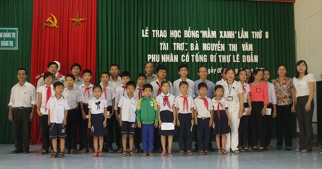 Quảng Trị: Trao học bổng 'Mầm xanh' đến học sinh nghèo hiếu học 