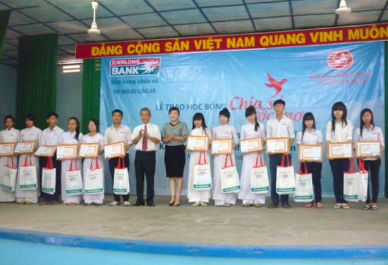 Ngân hàng TMCP Kiên Long 'Tiếp sức mùa thi' cho 200 học sinh THPT