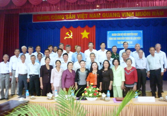 Hội Khuyến học tỉnh Trà Vinh trao đổi kinh nghiệm với Hội Khuyến học tỉnh Long An