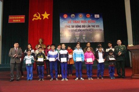 Quảng Trị:  Học bổng 'Vòng tay đồng đội' tiếp sức cho học sinh, sinh viên khó khăn