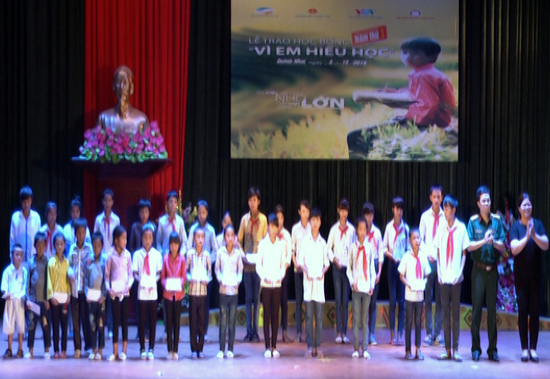 Sơn La: Chi nhánh Viettell Sơn La trao 30 xuất học bổng cho học sinh tại huyện Quỳnh Nhai