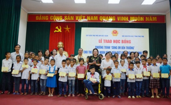 Phú Thọ: Trao học bổng 'Cùng em đến trường' cho trẻ em có hoàn cảnh đặc biệt khó khăn
