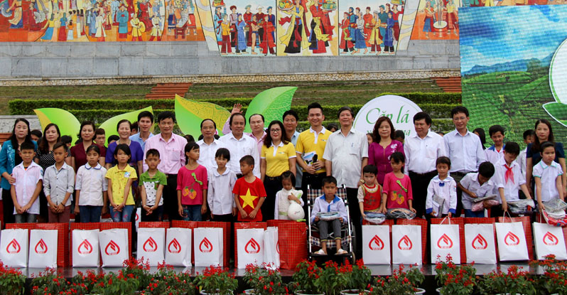 Phú Thọ: Hội Khuyến học tỉnh trao tiền hỗ trợ cho học sinh có hoàn cảnh đặc biệt khó khăn