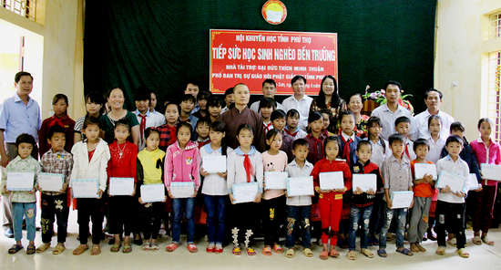 Phú Thọ: Trao 40 suất quà cho học sinh nghèo vượt khó tại xã Xuân Sơn