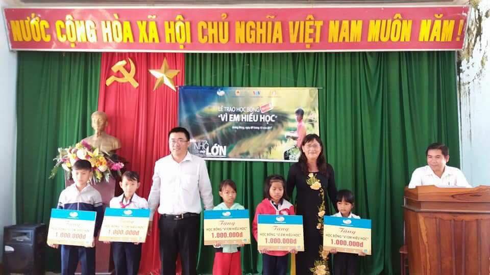 Đắk Lắk: Hội Khuyến học huyện Krông Bông tặng học bổng 