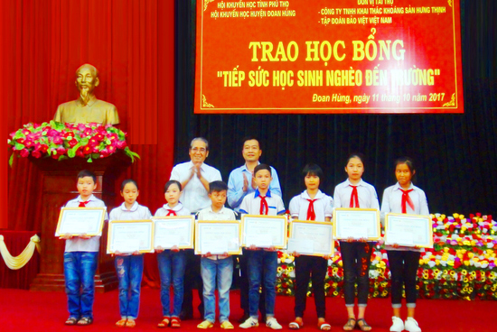 Phú Thọ: Hội Khuyến học trao học bổng tiếp sức học sinh đến trường tại huyện Đoan Hùng