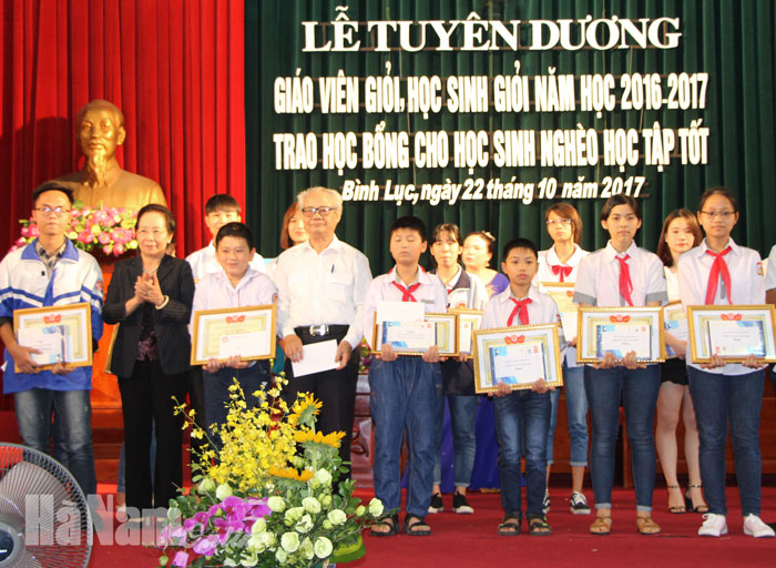 Hà Nam: HKH Bình Lục khen thưởng 200 giáo viên và học sinh có thành tích dạy, học tốt