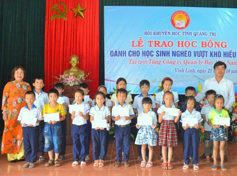 Quảng Trị: Trao học bổng cho học sinh nghèo vượt khó