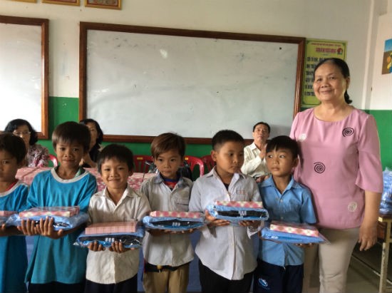 Đồng Tháp: Trao quà cho học sinh Việt Nam tại Campuchia