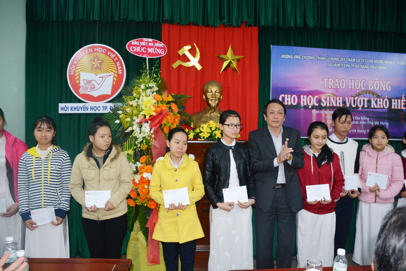Đà Nẵng: Hội Khuyến học Thành phố trao 100 xuất học bổng học sinh 