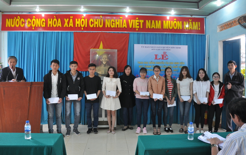 Quảng Ngãi: HKH huyện Sơn Tịnh trao học bổng khuyến tài cho sinh viên các trường Đại học công lập đạt thành tích xuất sắc và giỏi